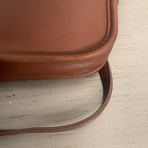 Vintage Coach Pocket Purse
Creed No M4C-9755 (1994). Made in the USA
10x6x2.5 - Picture 9 of 10